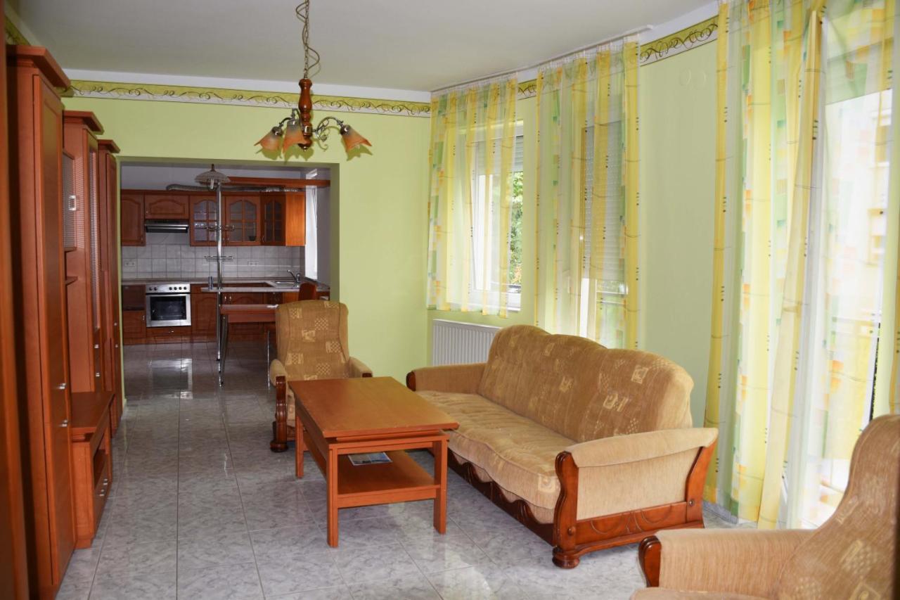 Pilikan Apartments Lenti Dış mekan fotoğraf