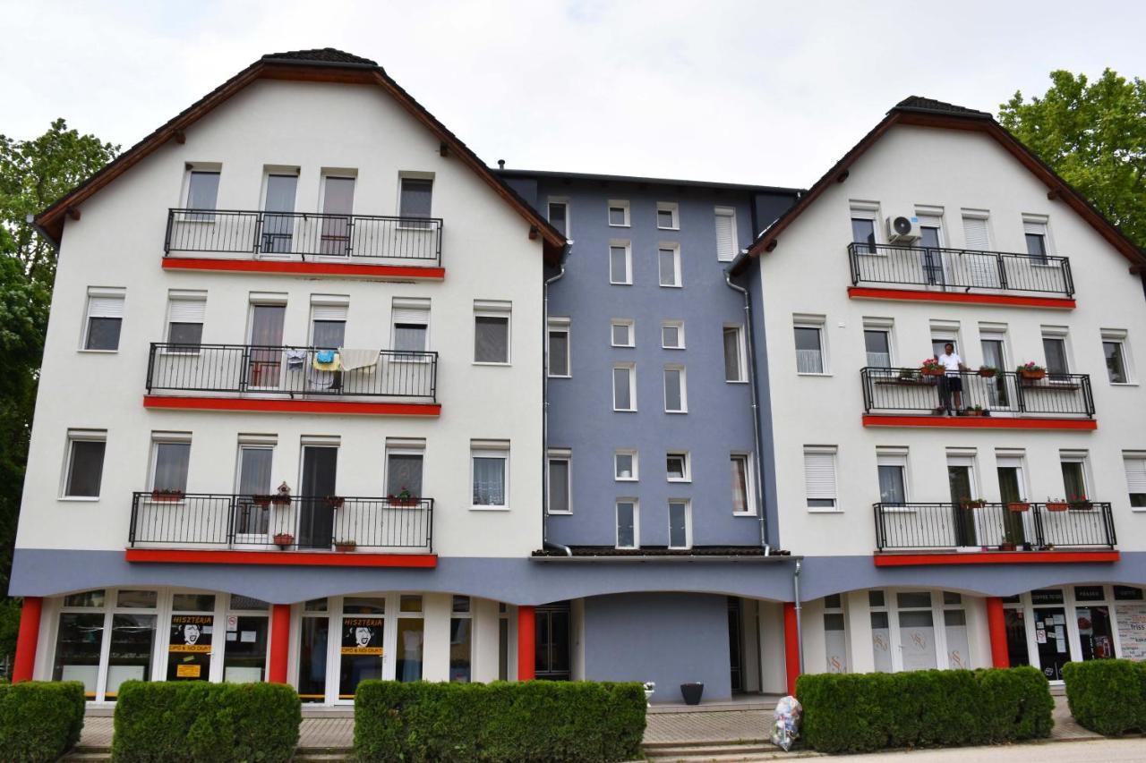 Pilikan Apartments Lenti Dış mekan fotoğraf